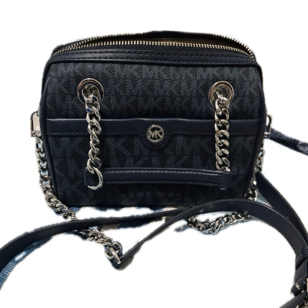 Michael Kors crossbody in excellent condition.
